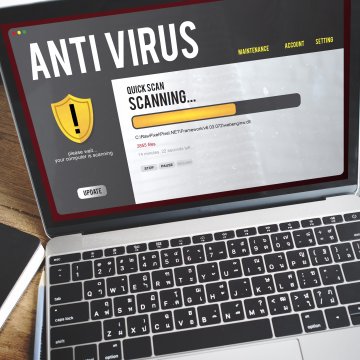 Antivirus program scanning computer 